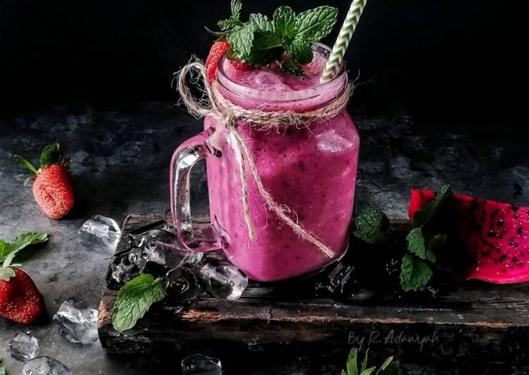 Strawberry & Pitaya Yogurt Smoothie