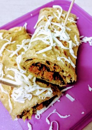 मेथी चीज रोल (methi cheese roll recipe in marathi) रेसिपी चे मुख्य फोटो