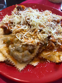 Una foto de Ravioles de carne y queso dambo !