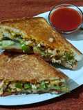 व्हेज तवा सॅन्डविच (Veg tava sandwich recipe in marathi)