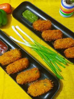 વેજીટેબલ સેવ રોલ(vegetables sev roll recipe in Gujarati) રેસીપી મુખ્ય ફોટો