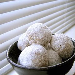 A picture of Mexican Wedding Cookies.