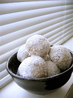 A picture of Mexican Wedding Cookies.