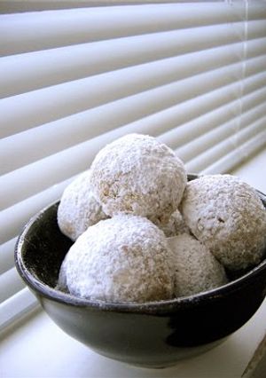 A picture of Mexican Wedding Cookies.