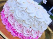 Una foto de torta de chocolate con cerezas