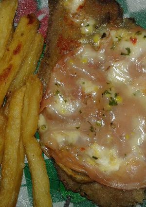 Una foto de Napolitana con papas (milanesa día anterior) EN Sartén 😊