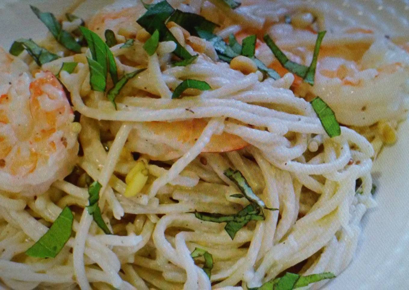Spaghetti with prawns and pine nuts