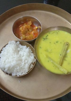 A picture of Dtumstick sabji with curd and besan.
