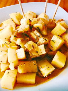 Una foto de Queso curado de oveja macerado a las finas hierbas