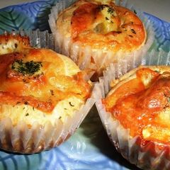A picture of Muffins with Cheese-Wrapped Potatoes Inside.