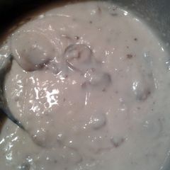 A picture of mushroom gravy.