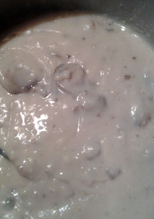 A picture of mushroom gravy.