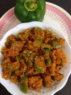 કેપ્સીકમ બેસન નું લસણિયું શાક (Capsicum Besan Lasaniyu Shak Recipe In Gujarati) રેસીપી મુખ્ય ફોટો