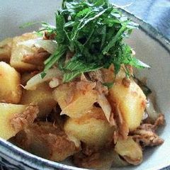 A picture of Tuna and Potatoes with Lots of Onions.