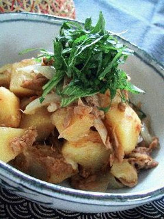 A picture of Tuna and Potatoes with Lots of Onions.