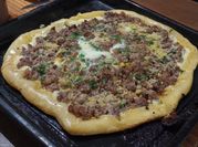 Una foto de pizza rellena