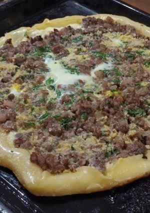 Una foto de Pizza de Chorizo Rellena con Queso. Hecha por mí marido☺️