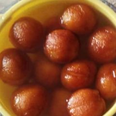 A picture of Gulab jamun.