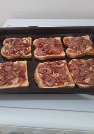 A picture of Bacon bread pizza.