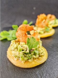 Una foto de Mini tostadas con gambas y guacamole