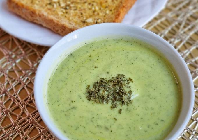 Zucchini cream soup