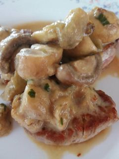 Una foto de Solomillo en salsa de berenjena y champiñones