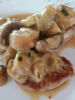 Una foto de Solomillo en salsa de berenjena y champiñones