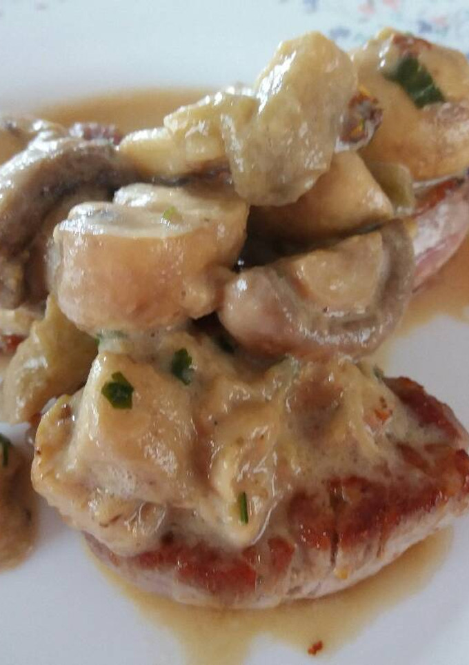 Una foto de Solomillo en salsa de berenjena y champiñones