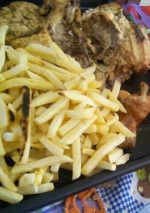 Una foto de Pollo adobado al horno con papas Mc Caín