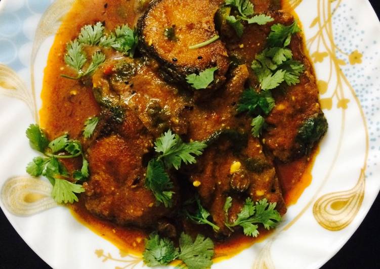 Rui Macher Kalia (Rohu fish curry)