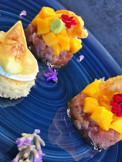 Foto di Tartare di tonno con mango e cialda di pecorino e crostino di chevre e fichi