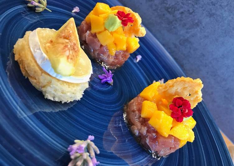 Tartare di tonno con mango e cialda di pecorino e crostino di chevre e fichi