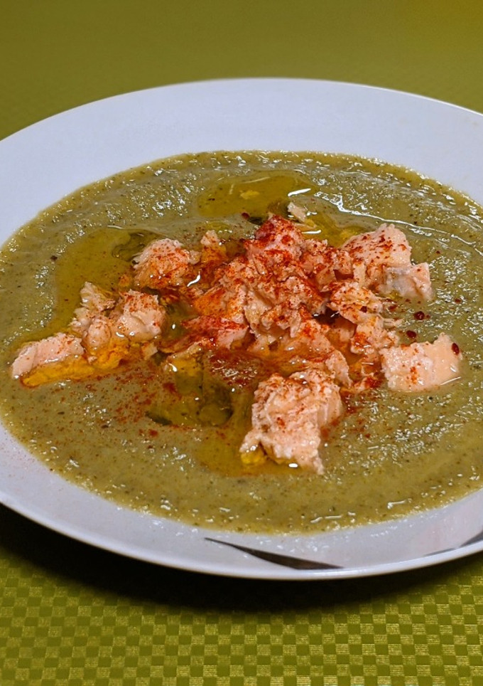 Una foto de Crema de brócoli con salmón al natural