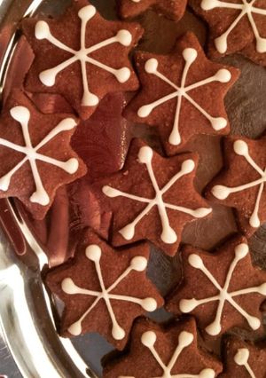 A picture of Christmas cookies + decorating idea!.