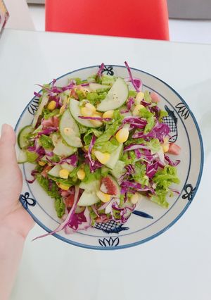 Hình của món Salad rau củ mix xúc xích.