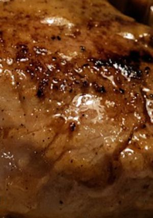 Una foto de Lomo al vino blanco en salsa de cebolla con papas al horno 1