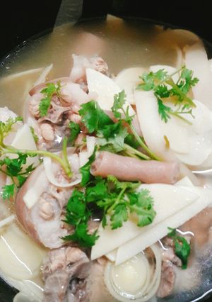 Hình của món Đuôi heo hầm măng.