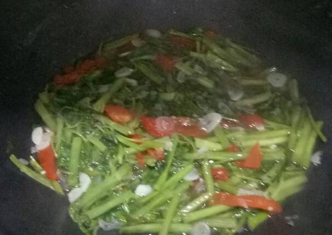 Cara Gampang Menyiapkan Tumis kangkung sederhana nikmat, Menggugah Selera
