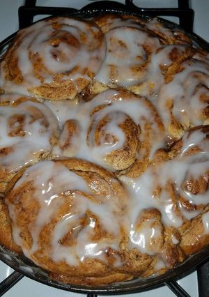 A picture of Cinnamon bun apple pie.