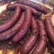 Salchichas encebolladas al vino tinto