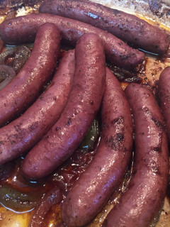Una foto de Salchichas encebolladas al vino tinto
