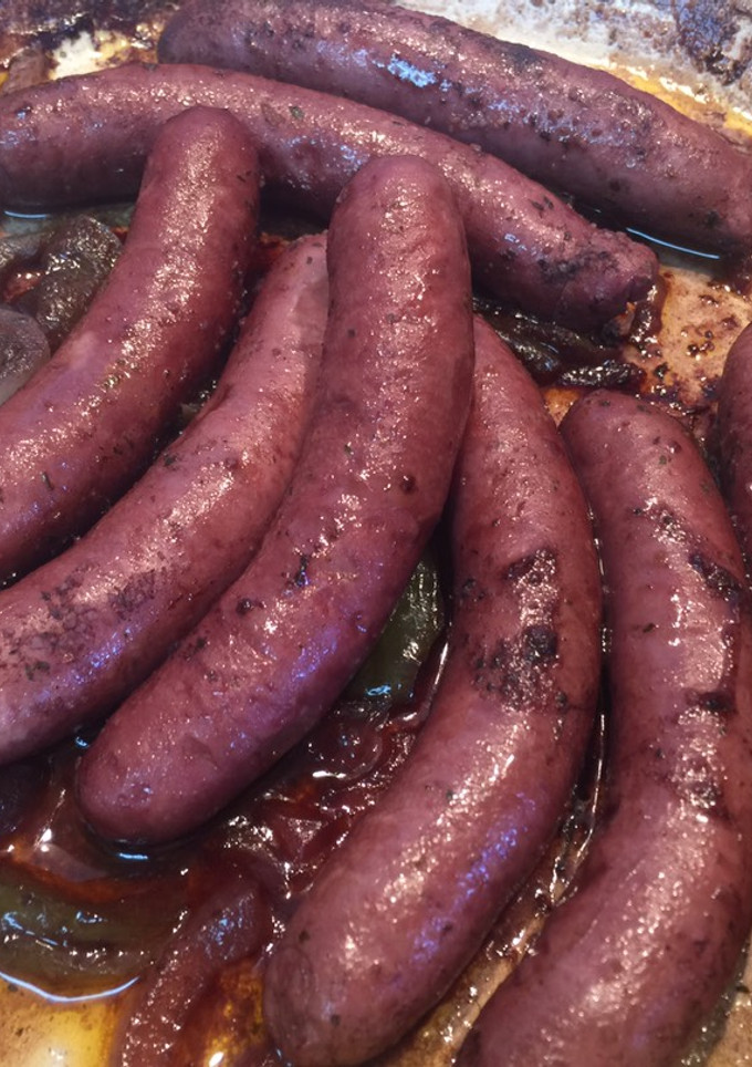 Una foto de Salchichas encebolladas al vino tinto