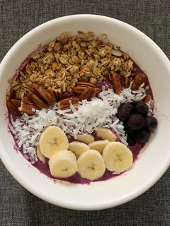 Una foto de Açaí bowl/tazòn de açaí con Arándanos