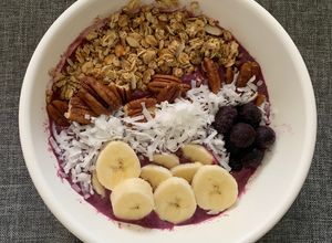 Una foto de Açaí bowl/tazòn de açaí con Arándanos