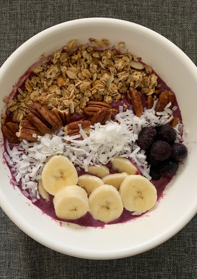 Una foto de Açaí bowl/tazòn de açaí con Arándanos