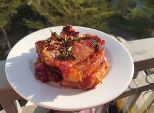 Hình của món Sườn cốt lết rim ngọt.