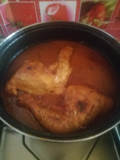 Una foto de Muslos de pollo con cerveza y almendras