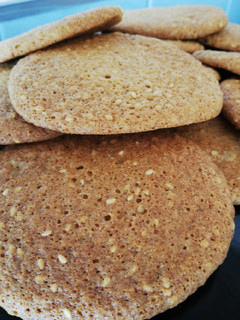 Una foto de Galletas de sésamo y vino dulce