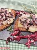 Crostini con radicchio salsiccia ed Asiago