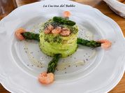 Una foto di spaghetti con gamberetti